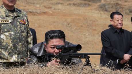 Kim Jong-un dirige ejercicios de tiro y prueba personalmente un novedoso rifle de francotirador