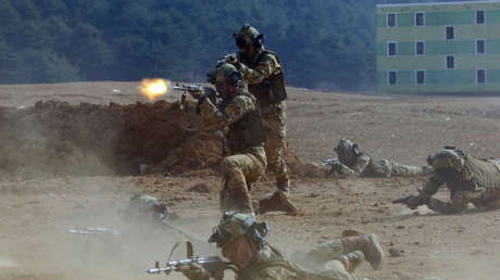 Militares de Pionyang rompen piedras a mano limpia, disparan lanzacohetes y asaltan edificios en fotos épicas