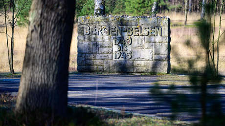 Estudiantes alemanes gritan un lema racista en una visita a un antiguo campo de concentración