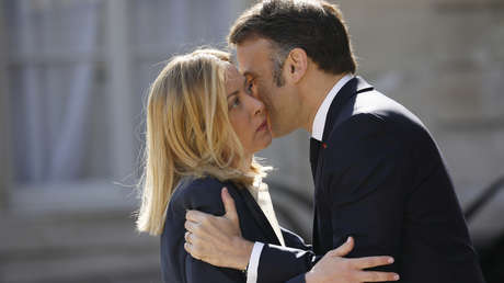 Oler a presidente: revelan una extraña costumbre de Macron para reafirmar su poder