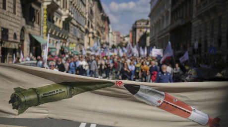 Miles de personas protestan en Roma contra el rearme de Europa (VIDEO)