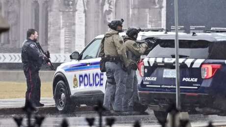 Fuerte presencia policial cerca del Parlamento canadiense, que ha sido cerrado (VIDEO)