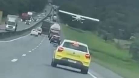 VIDEO: Suerte extraordinaria de un piloto que aterrizó su avioneta en una transitada autopista sin causar daños