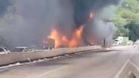 VIDEOS: Un camión cisterna explota y desata el infierno en una carretera de Brasil