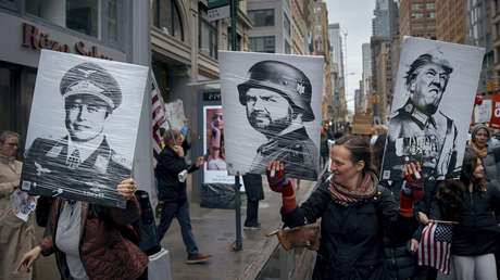 Manifestantes no logran aclarar por qué creen que Trump es "fascista" y Musk reacciona