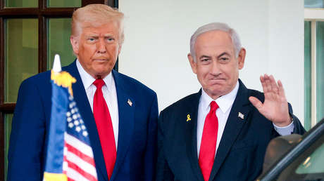 Trump acerca a Netanyahu una silla durante su visita a Washington (VIDEO)