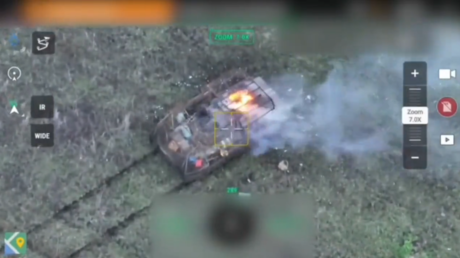 VIDEO: Un dron FPV ruso impacta y calcina un blindado de Ucrania
