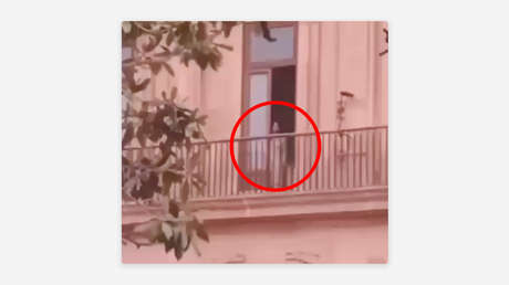 Captan a una mujer ligera de ropa en un edificio oficial y el gobernador dice que fue "un fantasma"