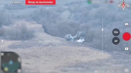 VIDEO: Vehículo ucraniano de transporte de municiones explota minado por un dron ruso