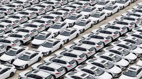 Reportan que Bruselas y Pekín negocian para quitar aranceles sobre autos eléctricos chinos