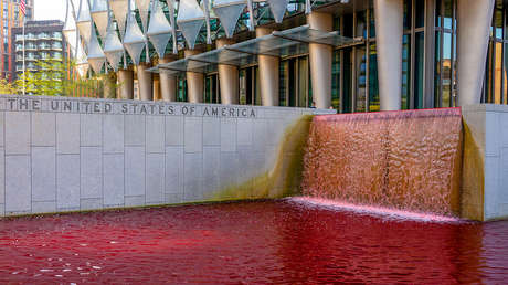 Arrestan a activistas de Greenpeace por verter tinte rojo en el estanque de una embajada de EE.UU.