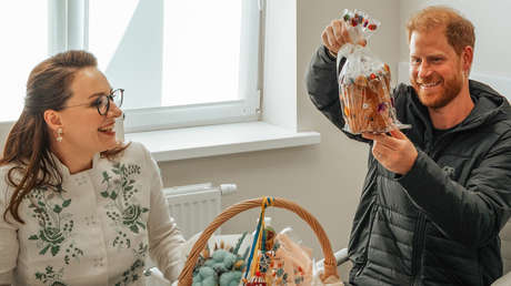 Príncipe Enrique visita Ucrania, y esto es lo que le regalaron