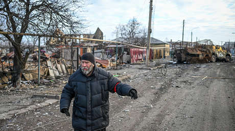 "Fusil en el cuello": Militares de Kiev torturan a un civil hasta la muerte e incendian su casa