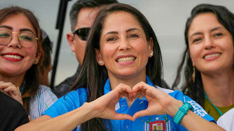 VIDEO: Luisa González baila con popular cantante en víspera del balotaje en Ecuador