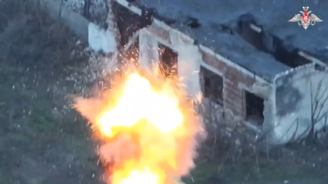 VIDEO: Drones rusos hacen explotar drones ucranianos en pleno vuelo