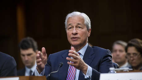 Jefe del mayor banco mundial insta a los jóvenes a no lamentarse y explica por qué tendrán una "vida increíble"