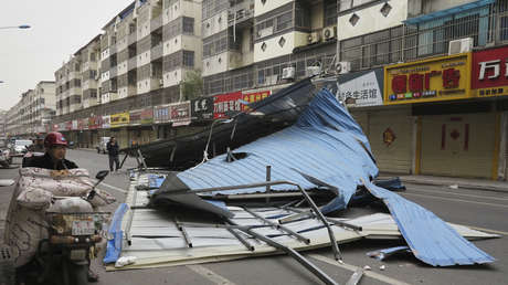 Fuertes vientos nunca vistos en décadas desatan el caos en China (VIDEOS)