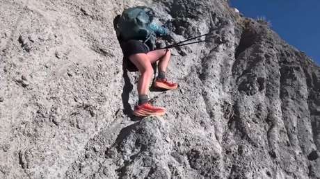 Entre la vida y la muerte: el duro periplo de una excursionista atrapada en un acantilado (VIDEO)