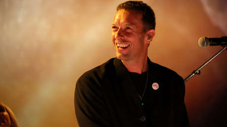 VIDEO: El líder de Coldplay dedica una canción improvisada a un fan ruso en pleno concierto