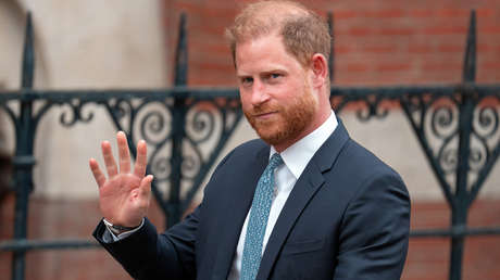 "Relación tensa": El rey Carlos III se distancia del "paranoico y belicoso" príncipe Enrique