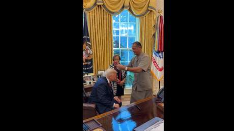 "¿Soy de la realeza?": Condecoran a Trump con un especial collar samoano (VIDEO)