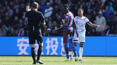 VIDEO: Jugador le baja los 'shorts' a un rival en acalorado partido de la Premier League