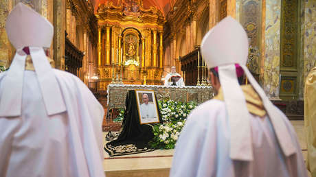 Misas y lamentos: el duelo por la muerte del papa Francisco recorre Argentina