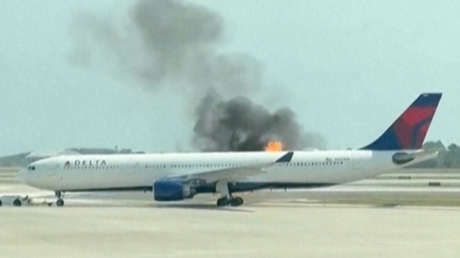 Evacúan a casi 300 pasajeros de un vuelo de Delta Air Lines al incendiarse un motor (VIDEO)