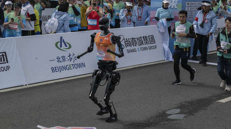 Robots y humanos se ponen a prueba en el primer medio maratón conjunto en Pekín (VIDEOS)