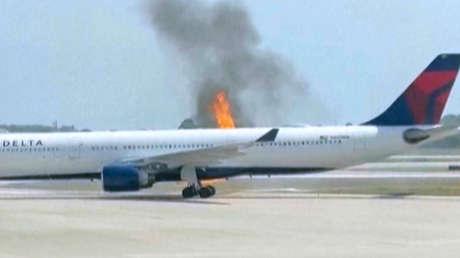 VIDEO: Pasajeros se ven obligados a sujetar parte del techo de un avión tras fallo en pleno vuelo