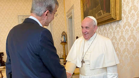 Periodista argentino sorprende al entrevistar en cuatro idiomas a los visitantes del Vaticano