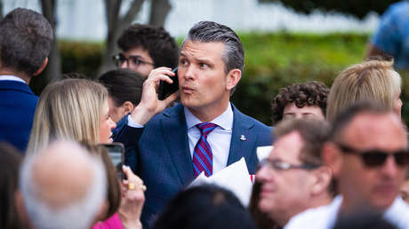 Información sensible que compartió el jefe del Pentágono con su esposa y hermano provenía de mensajes seguros