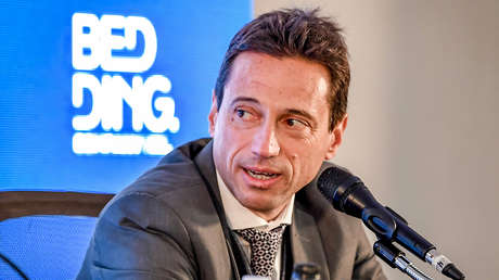 ¿Soborno? Un video enloda al presidente del club que tenía al papa Francisco de hincha