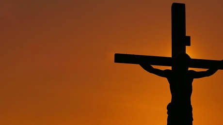 Hombre de 84 años cae de la cruz durante celebración de Viernes Santo en EE.UU.
