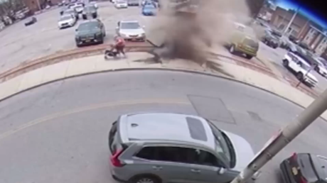 VIDEO: Una mujer y dos niños se salvan por poco de un peligro inesperado