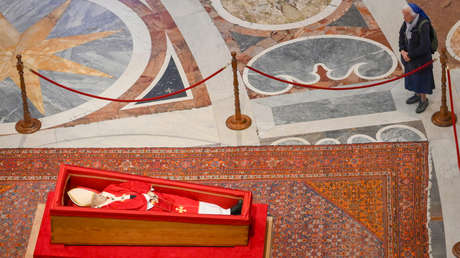 VIDEO: Una monja se salta el protocolo para despedir al papa Francisco