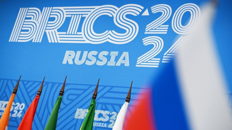 "Debe hundirse en la historia": Medvédev sugiere crear una alternativa a la CPI dentro de los BRICS