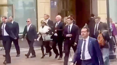 VIDEO: El enviado de Trump y el representante de Putin pasean por el centro de Moscú