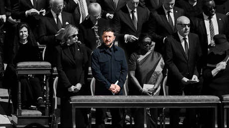 VIDEO: La vestimenta de Zelenski contrasta con la del resto de asistentes al funeral de Francisco