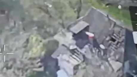 Militares rusos izan la bandera en Gornal, última localidad liberada en Kursk (VIDEO)