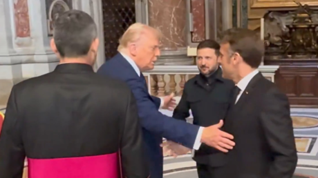 VIDEO: Trump parece dejar a Macron afuera de su conversación con Zelenski