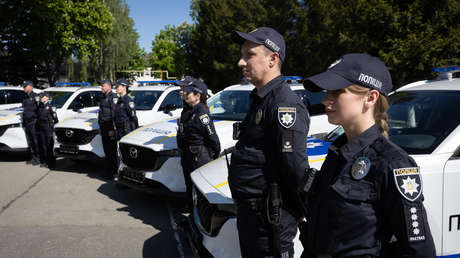 "Vives en Ucrania, ¿me oyes?": Mujer acosa a un niño por escuchar música en ruso