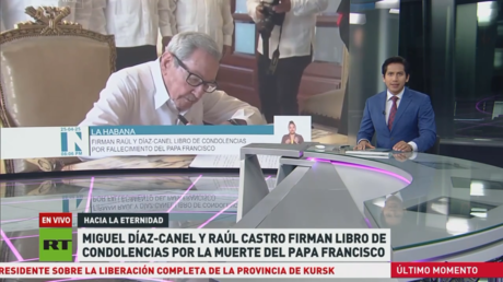 Miguel Díaz-Canel y Raúl Castro firman el libro de condolencias por la muerte del papa Francisco