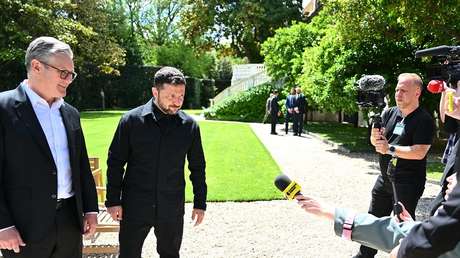 "Primera cumbre de los cementerios": Critican a Zelenski por usar el funeral del papa para sus intereses