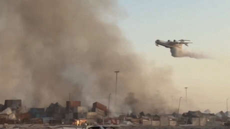 VIDEO: Aviones rusos ayudan a apagar un incendio tras una poderosa explosión en Irán