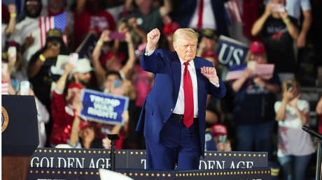 VIDEO: Trump celebra sus primeros 100 días de gobierno con su icónico baile