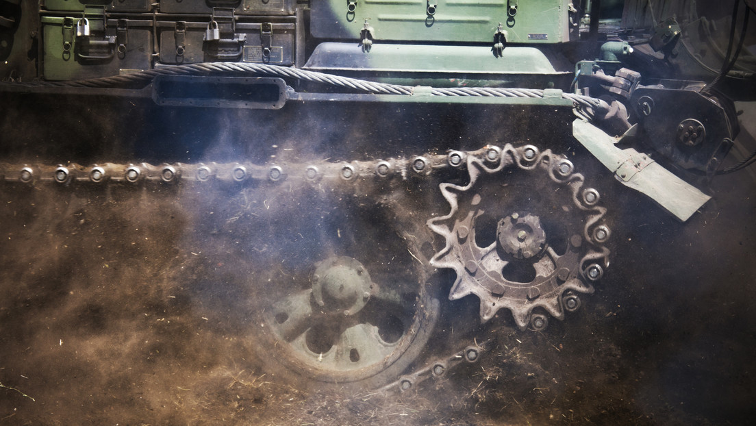 Soldado duerme en un saco durante ejercicios y termina arrollado por un tanque