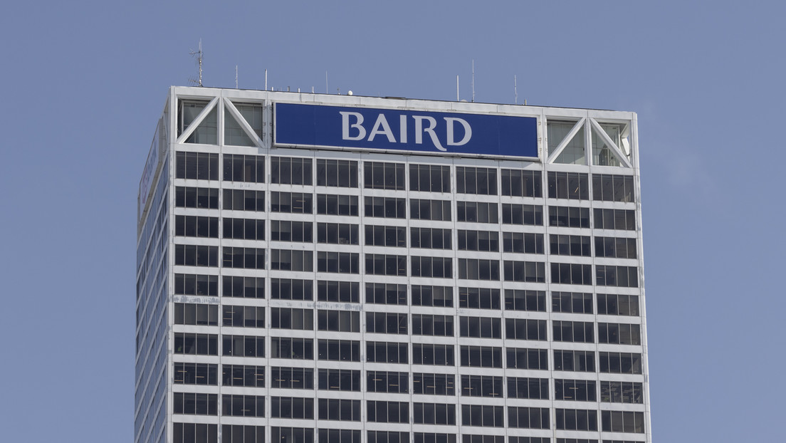 Banco somete a sus empleados jóvenes a extenuantes semanas laborales de 110 horas