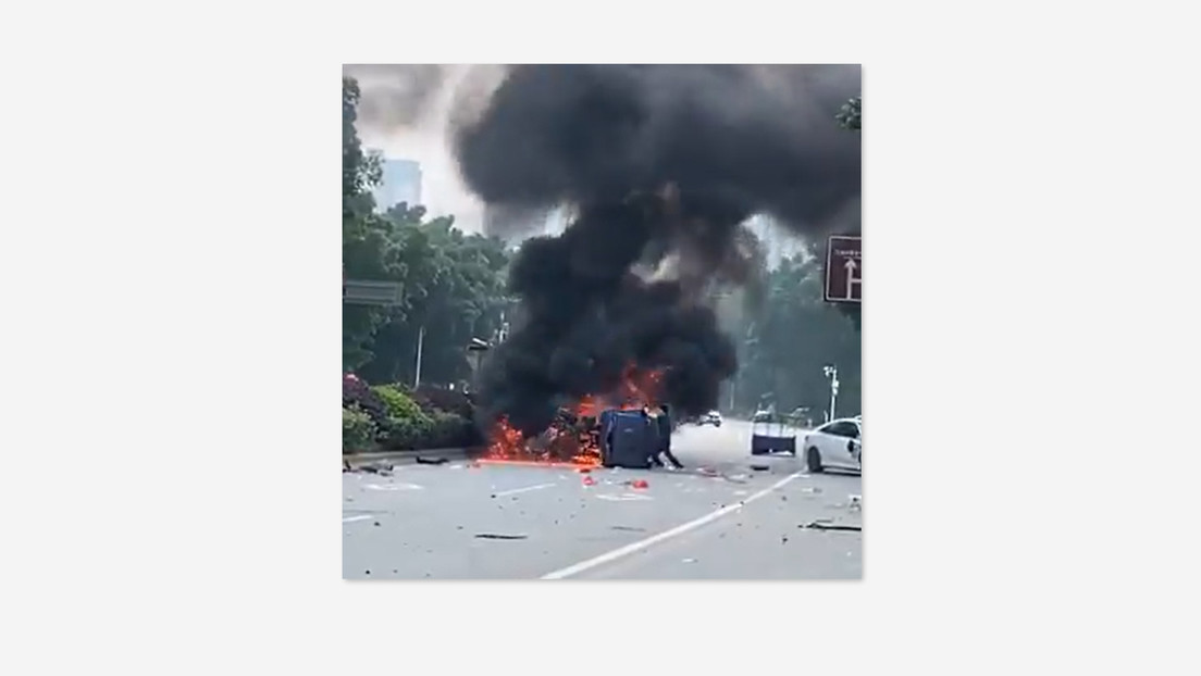 Un 'Iron Man' chino rescata a una persona atrapada en un coche en llamas