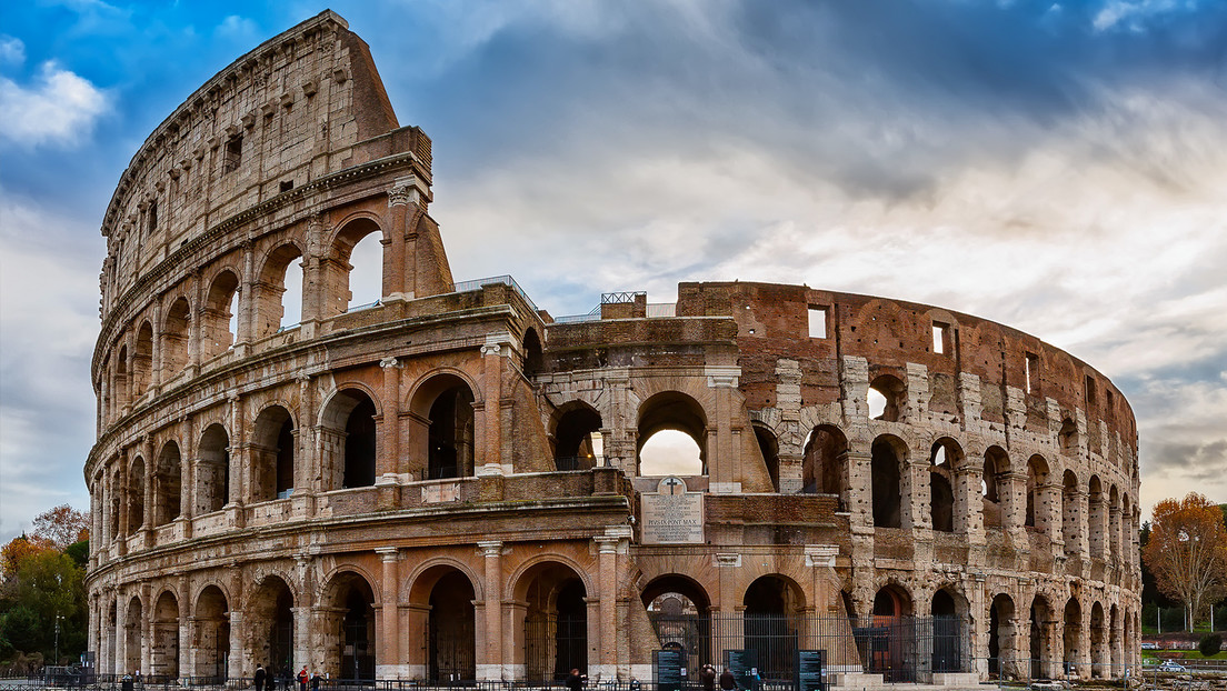 Intento de selfi en el Coliseo de Roma deja a un turista empalado